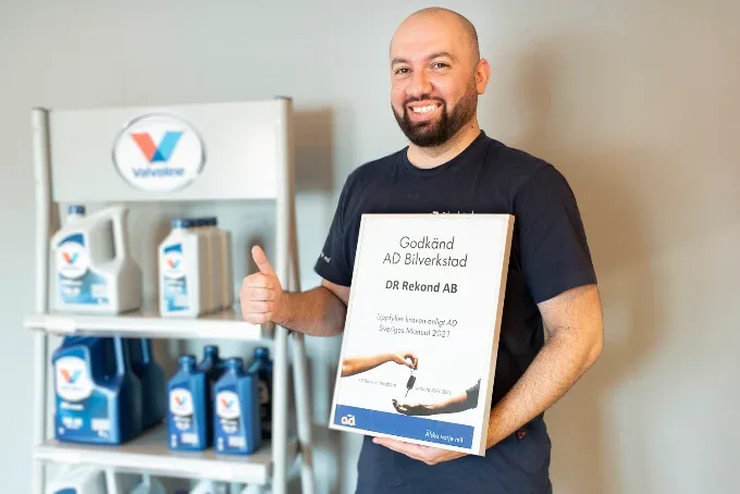 Ägaren på Dr. Rekond med diplomet Godkänd AD Bilverkstad